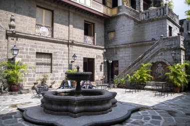 Manila, Filipinler- 13 Ekim 2023: Manila 'da Casa Manila cephesi. Casa Manila, İspanya 'nın Filipinler' i sömürgeleştirmesi sırasında sömürgeci yaşam tarzını tasvir eden İntramuros 'ta bir müzedir.