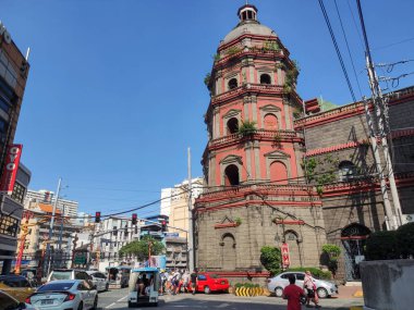Manila, Filipinler- 14 Ekim 2023: Mavi gökyüzü ile Manila 'daki Binondo Kilisesi olarak da bilinen Minor Basilica ve Ulusal Saint Lorenzo Ruiz Tapınağı