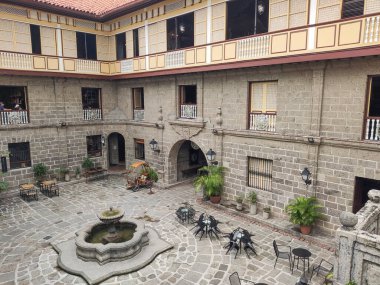 Manila, Filipinler- 13 Ekim 2023: Manila 'da Casa Manila cephesi. Casa Manila, İspanya 'nın Filipinler' i sömürgeleştirmesi sırasında sömürgeci yaşam tarzını tasvir eden İntramuros 'ta bir müzedir.