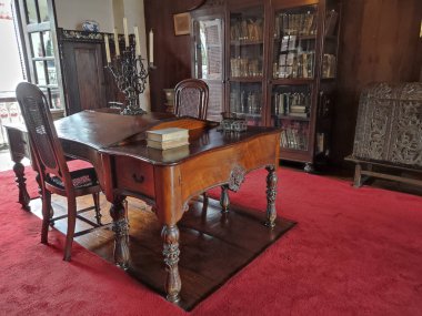 Manila, Filipinler- 13 Ekim 2023: Intramuros, Manila 'daki Casa Manila' nın iç görünümü. İspanya 'nın Filipinler' i sömürgeleştirmesi sırasındaki sömürgeci yaşam tarzını betimliyor.