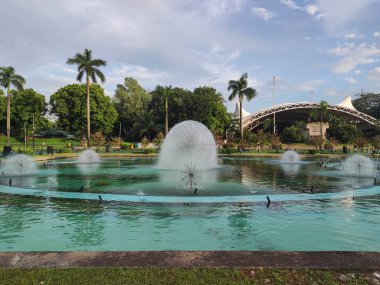 Manila, Filipinler-13 Ekim 2023: Rizal Park ve Filipinler 'deki çeşme. Rizal Park, Manila 'nın en önemli turistik yerlerinden biridir..