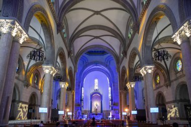 Manila, Filipinler-14 Ekim 2023: Manila 'daki Küçük Bazilika ve Kusursuz Gebelik (Manila Katedrali) Metropolitan Katedrali.