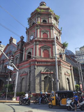 Manila, Filipinler- 14 Ekim 2023: Mavi gökyüzü ile Manila 'daki Binondo Kilisesi olarak da bilinen Minor Basilica ve Ulusal Saint Lorenzo Ruiz Tapınağı