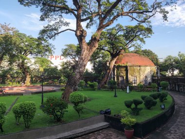 Manila, Filipinler-14 Ekim 2023: Manila, Filipinler 'deki Paco Park' ta Aziz Pancratius Şapel cephesi. Paco Park bir eğlence bahçesi ve bir zamanlar İspanyol dönemlerinde mezarlıktı.