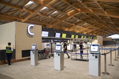 Clark, Filipinler- 21 Ekim 2023: yolcular Clark, Filipinler 'deki Clark Uluslararası Havalimanı' na giriş yapıyor. Havaalanı Manil 'in 100 km kuzeybatısında.