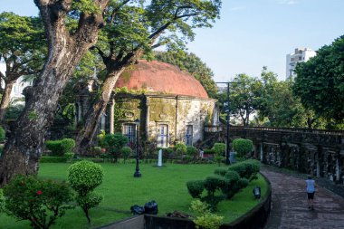 Manila, Filipinler-14 Ekim 2023: Manila, Filipinler 'deki Paco Park' ta Aziz Pancratius Şapel cephesi. Paco Park bir eğlence bahçesi ve bir zamanlar İspanyol dönemlerinde mezarlıktı.