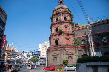 Manila, Filipinler- 14 Ekim 2023: Mavi gökyüzü ile Manila 'daki Binondo Kilisesi olarak da bilinen Minor Basilica ve Ulusal Saint Lorenzo Ruiz Tapınağı