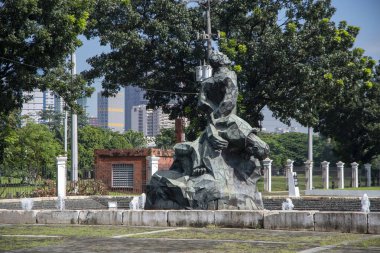 Manila, Filipinler- 14 Ekim 2023: Gomburza Anıtı Manila 'daki Ulusal Güzel Sanatlar Müzesi önünde yer almaktadır. 1970 'lerde üç şehit rahibi onuruna yaptırılan heykel.