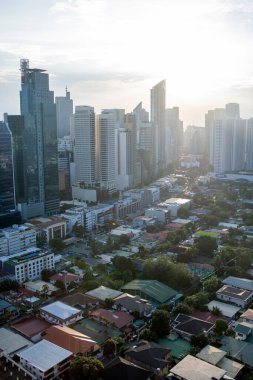 Manila, Filipinler-16 Ekim 2023: Günbatımında Makati Skyline 'ın görüntüsü. Makati, Manila 'nın birinci sınıf kentleşmiş şehridir..