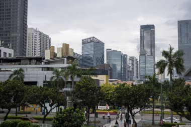 Manila, Filipinler-16 Ekim 2023: Bonifacio High Caddesi 'nin ünlü alışveriş caddesi manzarası