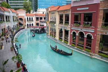 Manila, Filipinler-16 Ekim 2023: Venedik Grand Canal Mall, Manila 'da turist taşıyan Gondollar. Venice Grand Canal Mall İtalyan temalı bir alışveriş merkezidir..