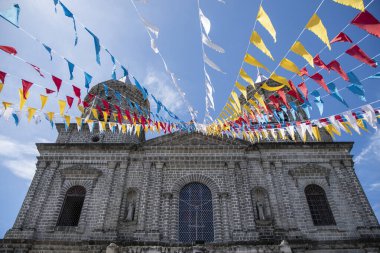 Angeles City, Filipinler- 20 Ekim 2023: Angeles City, Filipinler 'deki Kutsal Tespih Kilisesi. İnanılmaz tasarım yapısı olan Angeles City 'deki en eski kilisedir..