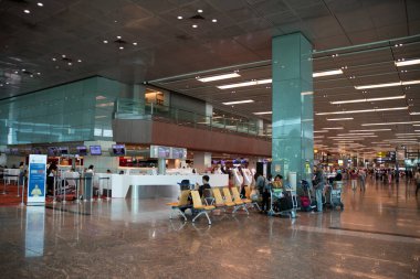 Singapur-12 Ekim 2023: Changi Havaalanı Singapur 'daki Terminal 1' in içi. Changi Havalimanı şu anda T1, T2, T3 ve T4 terminallerine sahiptir.
