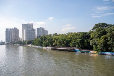 Manila, Filipinler- 13 Ekim 2023: Manila 'daki Pasig Nehri manzarası. Filipin 'in başkenti Manila' yı ve çevresindeki kentsel alanı kuzey ve güney yarımlarına ayırır.