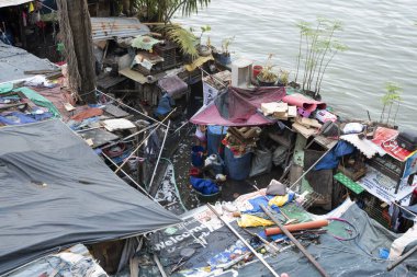 Manila, Filipinler- 13 Ekim 2023: Pasig Nehri boyunca Manila 'da gecekondu mahalleleri. Gecekondu sakinleri genellikle gecekondu sakinleri olarak adlandırılır.