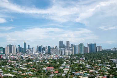 Manila, Filipinler-16 Ekim 2023: Uzaktaki Bonifacio Global City Skyline manzarası. Bonifacio Global City artık büyük bir kentsel kalkınma ve finans bölgesi.