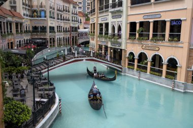 Manila, Filipinler-16 Ekim 2023: Venedik Grand Canal Mall, Manila 'da turist taşıyan Gondollar. Venice Grand Canal Mall, İtalyan temalı bir alışveriş merkezidir.