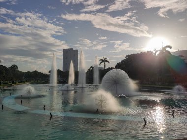 Manila, Filipinler-13 Ekim 2023: Rizal Park ve Filipinler 'deki çeşme. Rizal Park, Manila 'nın en önemli turistik yerlerinden biridir..