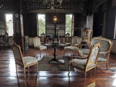Manila, Filipinler- 13 Ekim 2023: Intramuros, Manila 'daki Casa Manila' nın iç görünümü. İspanya 'nın Filipinler' i sömürgeleştirmesi sırasındaki sömürgeci yaşam tarzını betimliyor.