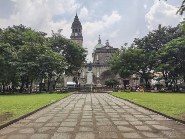 Manila, Filipinler-14 Ekim 2023: Intramuros, Manila 'daki Plaza de Roma. Pek çok önemli binayla çevrili çekici bir meydan.