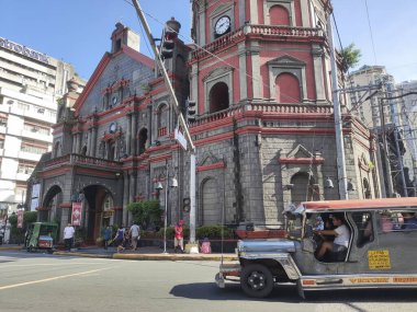 Manila, Filipinler- 14 Ekim 2023: Mavi gökyüzü ile Manila 'daki Binondo Kilisesi olarak da bilinen Minor Basilica ve Ulusal Saint Lorenzo Ruiz Tapınağı