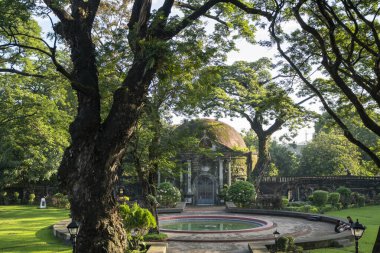 Manila, Filipinler-14 Ekim 2023: Manila, Filipinler 'deki Paco Park' ta Aziz Pancratius Şapel cephesi. Paco Park bir eğlence bahçesi ve bir zamanlar İspanyol dönemlerinde mezarlıktı.