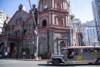 Manila, Filipinler- 14 Ekim 2023: Mavi gökyüzü ile Manila 'daki Binondo Kilisesi olarak da bilinen Minor Basilica ve Ulusal Saint Lorenzo Ruiz Tapınağı
