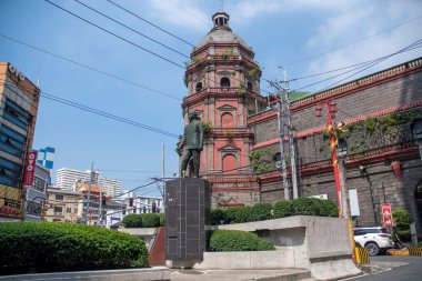 Manila, Filipinler- 14 Ekim 2023: Binondo Kilisesi yakınlarındaki Roma Ongpin Anıtı, Manila. Roma Ongpin 1898 Filipin Devrimi 'nin korkusuz bir destekçisi.