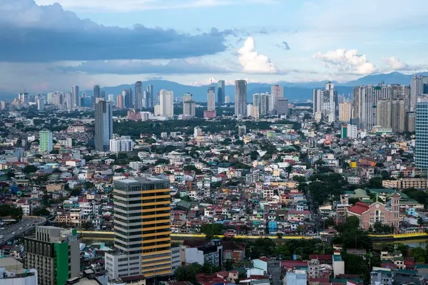 Manila, Filipinler-16 Ekim 2023: Manila 'daki Mandaluyong Havalimanı. Mandaluyong, Ulusal Başkent Bölgesi 'nde denize kıyısı olmayan bir şehirdir.