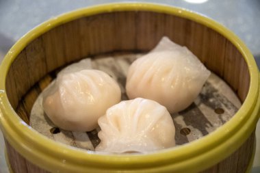 Har Gao Çin Dim Sum 'da karidesli börek pişiriyor.