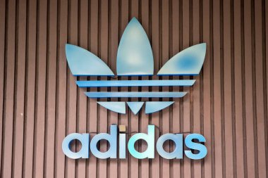 Manila, Filipinler- 16 Ekim 2023: Manila 'daki dükkanda Adidas logosu.