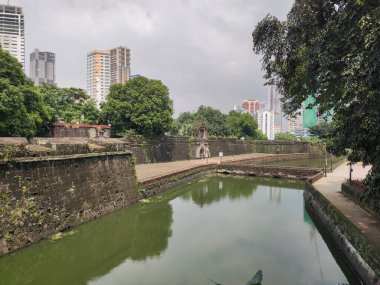 Manila, Filipinler- 13 Ekim 2023 Manila, Filipinler 'deki Intramuros' ta Fort Santiago cephesi. Kale Manila 'nın en önemli tarihi yerlerinden biridir.