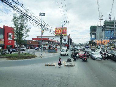 18 Ekim 2023 'te Angeles City, Filipinler' de sokak manzarası. Şehir tarih ve miras bakımından zengindir.