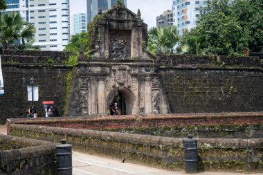 Manila, Filipinler- 13 Ekim 2023 Manila, Filipinler 'deki Intramuros' ta Fort Santiago cephesi. Kale Manila 'nın en önemli tarihi yerlerinden biridir.