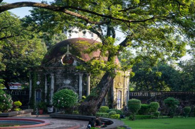 Manila, Filipinler-14 Ekim 2023: Manila, Filipinler 'deki Paco Park' ta Aziz Pancratius Şapel cephesi. Paco Park bir eğlence bahçesi ve bir zamanlar İspanyol dönemlerinde mezarlıktı.