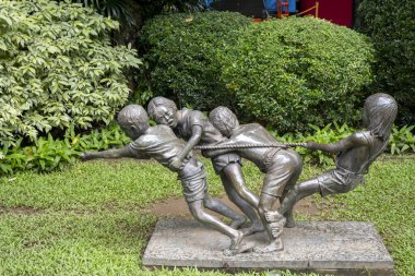 Manila, Filipinler- 16 Ekim 2023: Greenbelt parkındaki heykeller, Manila 'daki Ayala Center' da yer almaktadır..