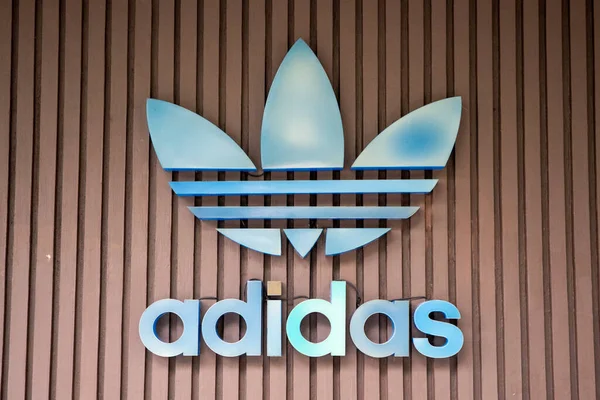 Manila Philippinen Oktober 2023 Adidas Logo Der Ladenfront Manila Stockbild