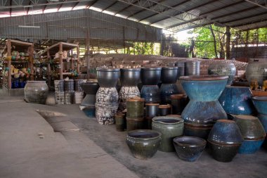Sergilenen yerel bir el sanatları dükkanından renkli çömlekler