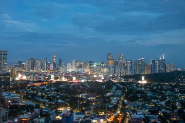 Manila, Filipinler-16 Ekim 2023: Manila 'da gün batımında Bonifacio Global City Skyline' ın görüntüsü. Bonifacio Global City artık büyük bir kentsel kalkınma ve finans bölgesi.