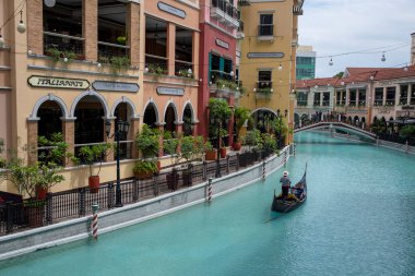 Manila, Filipinler-16 Ekim 2023: Venedik Grand Canal Mall, Manila 'da turist taşıyan Gondollar. Venice Grand Canal Mall İtalyan temalı bir alışveriş merkezidir..