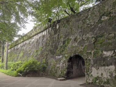 Manila, Filipinler- 13 Ekim 2023: Manila, Filipinler 'deki Intramuros' ta Santiago Kalesi 'nin eski savunma duvarı. Kale Manila 'nın en önemli tarihi yerlerinden biridir.