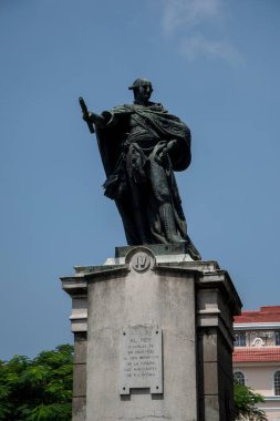 Manila, Filipinler-14 Ekim 2023: Manila 'daki Plaza de Roma' da Kral IV. Charles Anıtı. Pek çok önemli binayla çevrili çekici bir meydan.