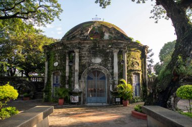 Manila, Filipinler-14 Ekim 2023: Manila, Filipinler 'deki Paco Park' ta Aziz Pancratius Şapel cephesi. Paco Park bir eğlence bahçesi ve bir zamanlar İspanyol dönemlerinde mezarlıktı.