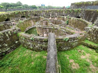 Manila, Filipinler- 13 Ekim 2023: Baluarte de San Diego Manila, Filipinler 'in en eski taş kalelerinden biri..