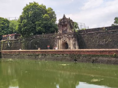 Manila, Filipinler- 13 Ekim 2023 Manila, Filipinler 'deki Intramuros' ta Fort Santiago cephesi. Kale Manila 'nın en önemli tarihi yerlerinden biridir.