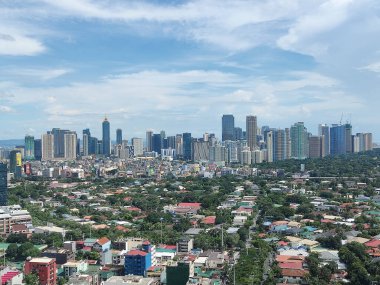 Manila, Filipinler-16 Ekim 2023: Uzaktaki Bonifacio Global City Skyline manzarası. Bonifacio Global City artık büyük bir kentsel kalkınma ve finans bölgesi.