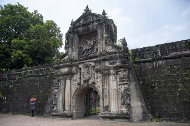 Manila, Filipinler- 13 Ekim 2023 Manila, Filipinler 'deki Intramuros' ta Fort Santiago cephesi. Kale Manila 'nın en önemli tarihi yerlerinden biridir.