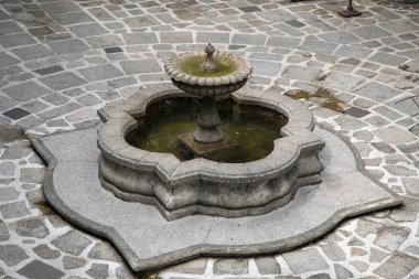 San Luis Meydanı 'ndaki çeşme, Intramuros. 2. Dünya Savaşı 'ndan sonra İspanyol döneminin tarihini korumak amacıyla inşa edildi.