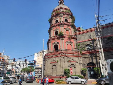Manila, Filipinler- 14 Ekim 2023: Mavi gökyüzü ile Manila 'daki Binondo Kilisesi olarak da bilinen Minor Basilica ve Ulusal Saint Lorenzo Ruiz Tapınağı