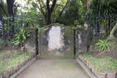 Manila, Filipinler-13 Ekim 2023 Manila, Filipinler 'deki Rizal Park' ın içindeki taş kapı. Rizal Park, Manila 'nın en önemli turistik yerlerinden biridir..